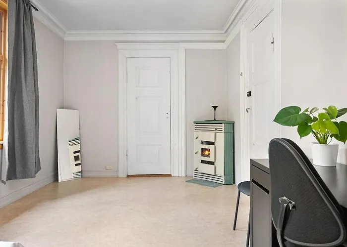 The Red House - Affordable Living In Center