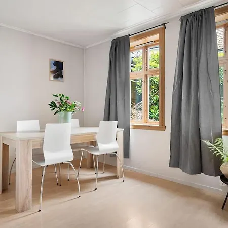 The Red House - Affordable Living In Center Apartment