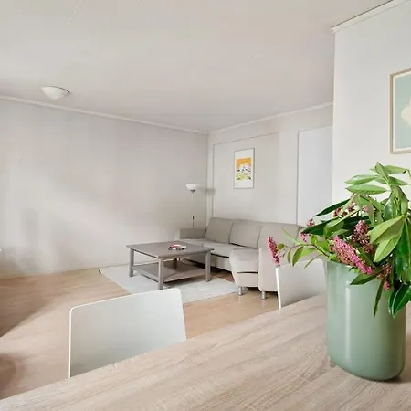 The Red House - Affordable Living In Center Apartment *