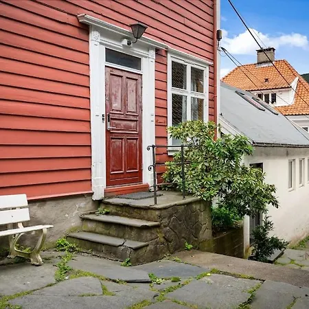 The Red House - Affordable Living In Center Daire