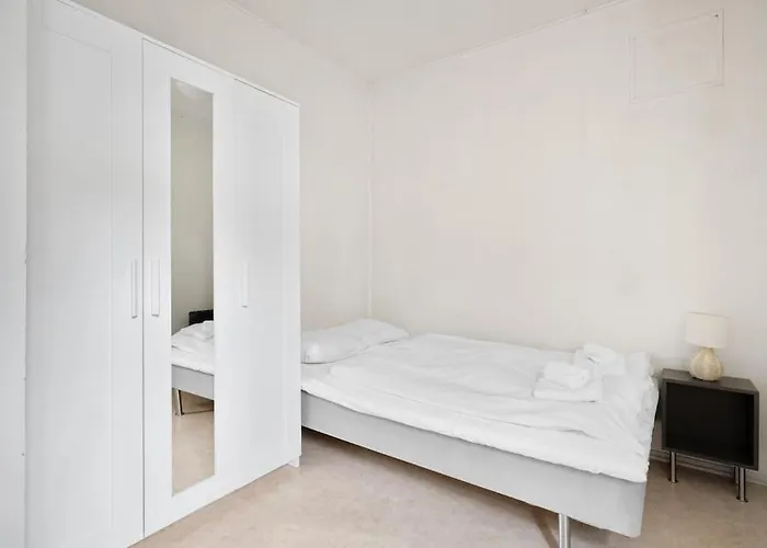 The Red House - Affordable Living In Center *