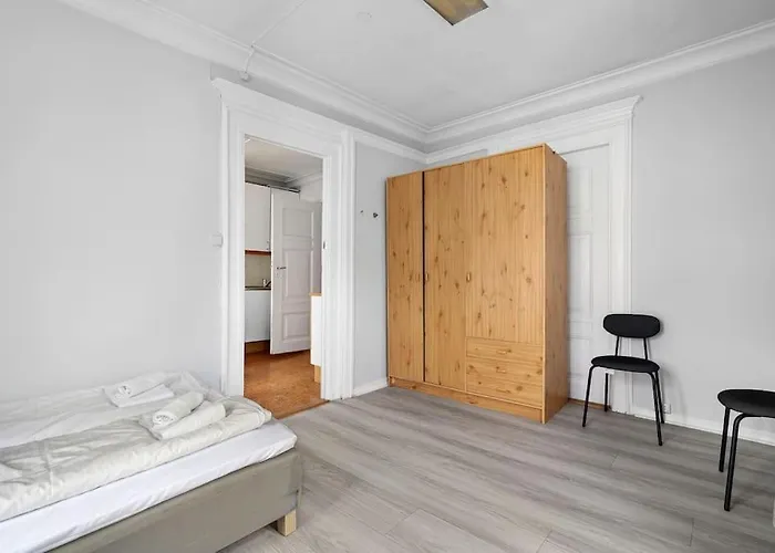 The Red House - Affordable Living In Center *